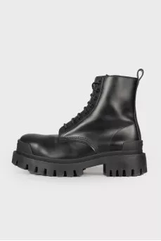 Leather boots with brand logo