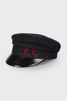 Чорне кепі з вишитим лого