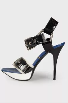 Leather sandals with decorative buckle