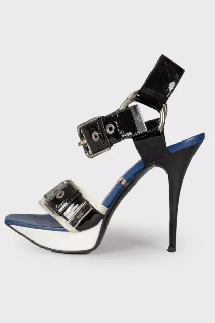 Leather sandals with decorative buckle