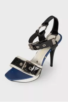 Leather sandals with decorative buckle