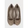 Graphite suede pumps