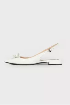 White open counter pumps
