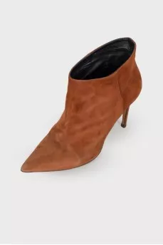 Pointed toecap suede ankle boots