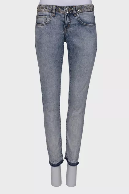 Light blue jeans with embellished belt