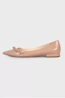 Low-heeled patent leather shoes