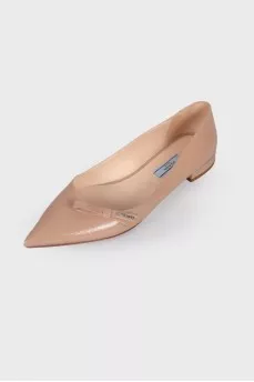 Low-heeled patent leather shoes