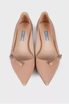 Low-heeled patent leather shoes
