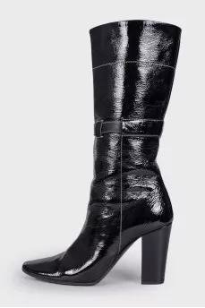 Patent boots with white seam