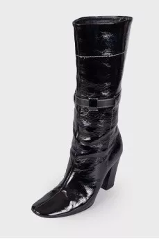 Patent boots with white seam