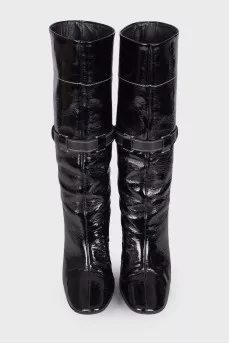 Patent boots with white seam