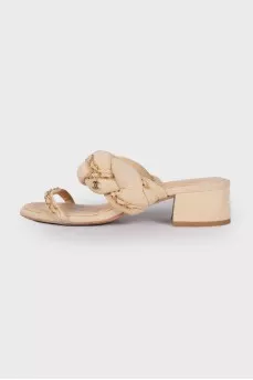 Leather sandals decorated with a chain