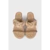 Leather sandals decorated with a chain