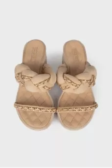 Leather sandals decorated with a chain