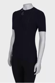 Ribbed T-shirt with a zip on the chest, with a tag