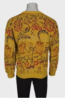 Men's mustard sweater with a pattern