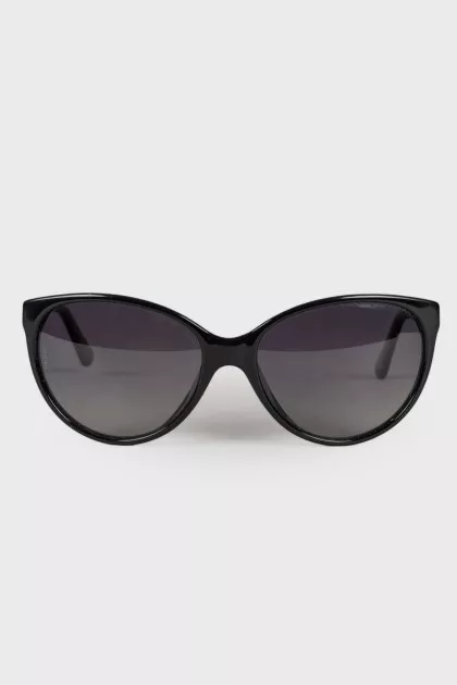 Sunglasses with brand logo