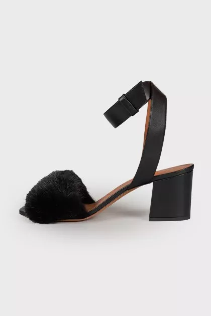Leather sandals with fur