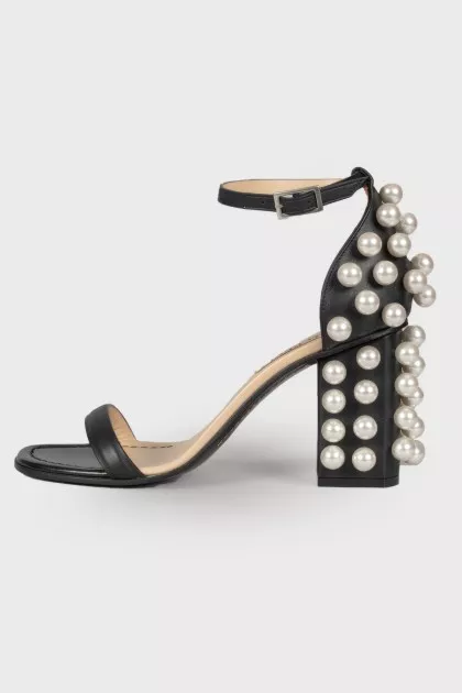 Sandals decorated with pearls