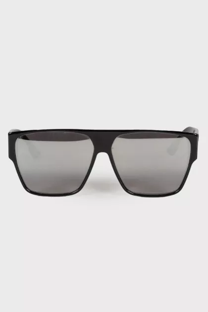 Sunglasses with mirrored lenses