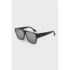 Sunglasses with mirrored lenses