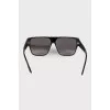 Sunglasses with mirrored lenses
