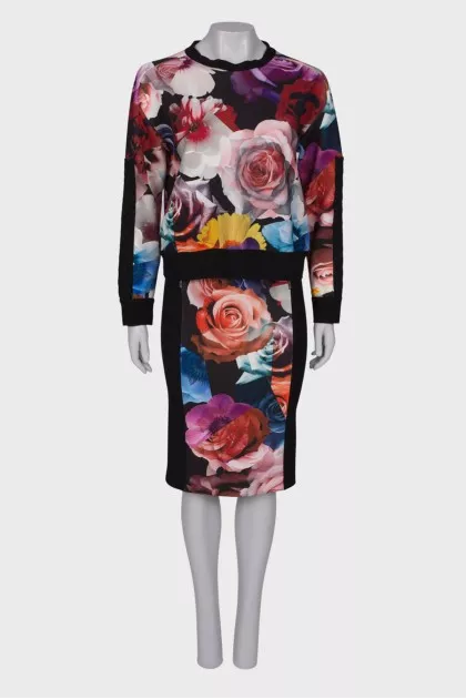 Suit with a skirt, with a floral print