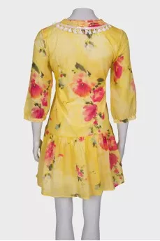 Желтое платье в принт 
