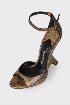 Leather pumps with curly heels
