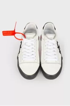 Sneakers black and white Vulcanized, with a tag