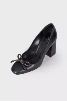Black shoes with a bow