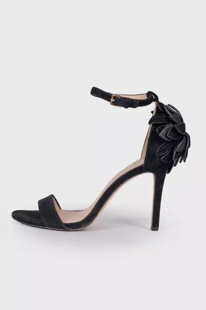 Black sandals with a flower