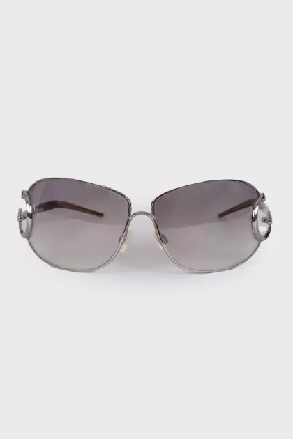 Sunglasses with silver hardware