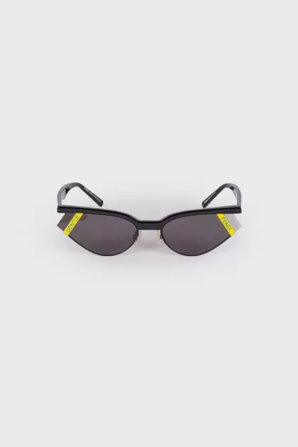 Sports style sunglasses