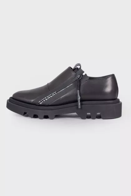 Men's shoes with hidden side zip