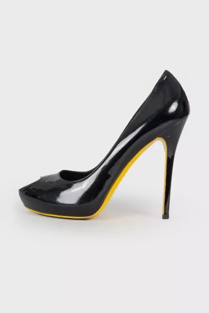 Peep-toe patent leather shoes