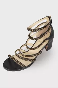 Leather sandals with gold chains