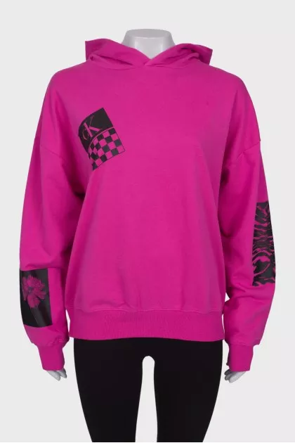 Pink sweatshirt with print and tag