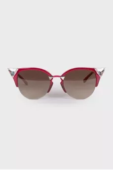 Sunglasses with crimson frame 