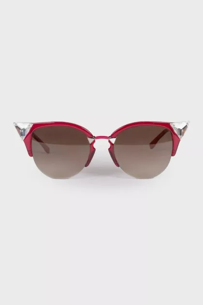 Sunglasses with crimson frame 