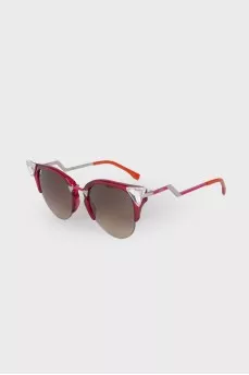 Sunglasses with crimson frame 