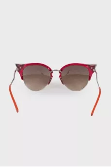 Sunglasses with crimson frame 