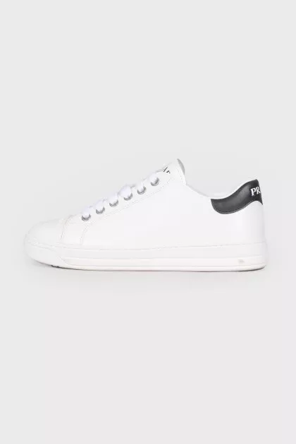 Patent sneakers with brand logo