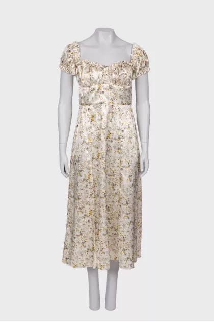 Dress with ruffles and a slit at the hem