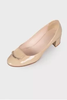 Low-heeled leather shoes