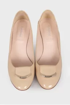 Low-heeled leather shoes