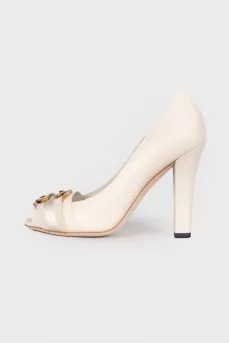 Leather shoes with golden brand logo