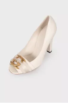 Leather shoes with golden brand logo