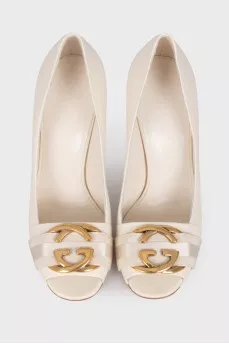 Leather shoes with golden brand logo