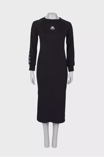 Dress with stripes on the sleeves